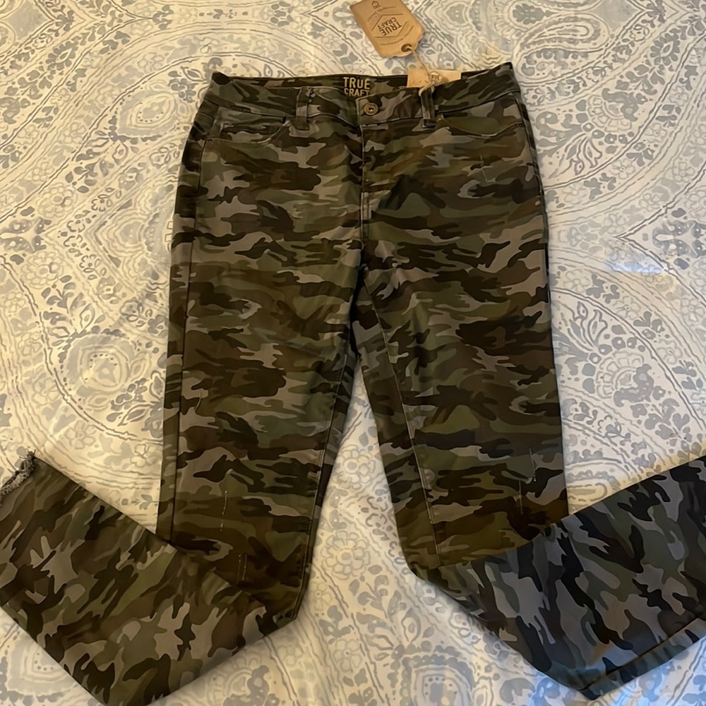 True Craft mid rise skinny pants, NWT, juniors size 5, camo, frayed hem